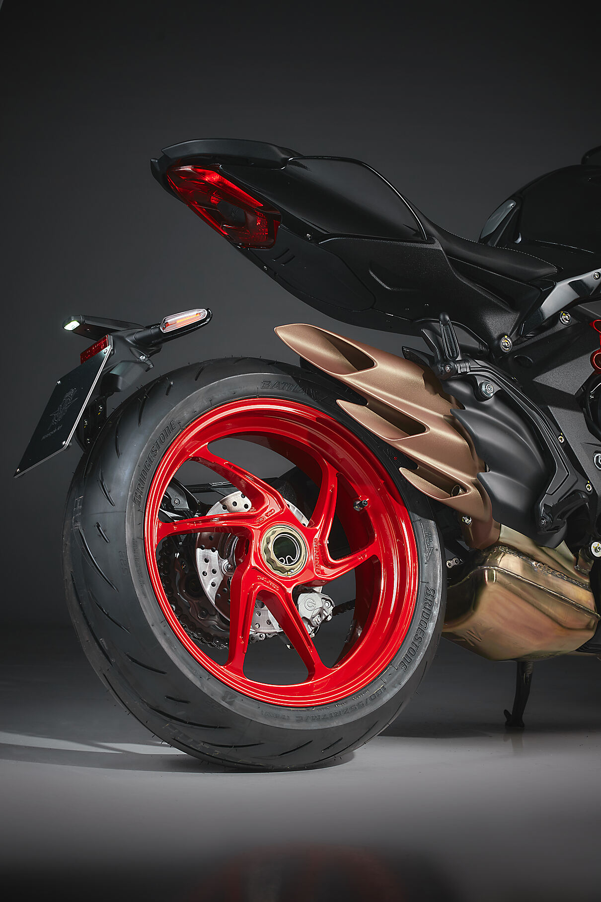 BRUTALE 800_black (2)