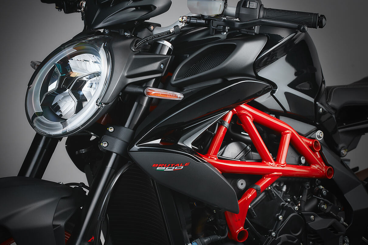 BRUTALE 800_black (1)
