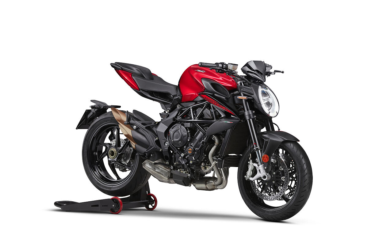 BRUTALE_R_RED_STUDIO_2