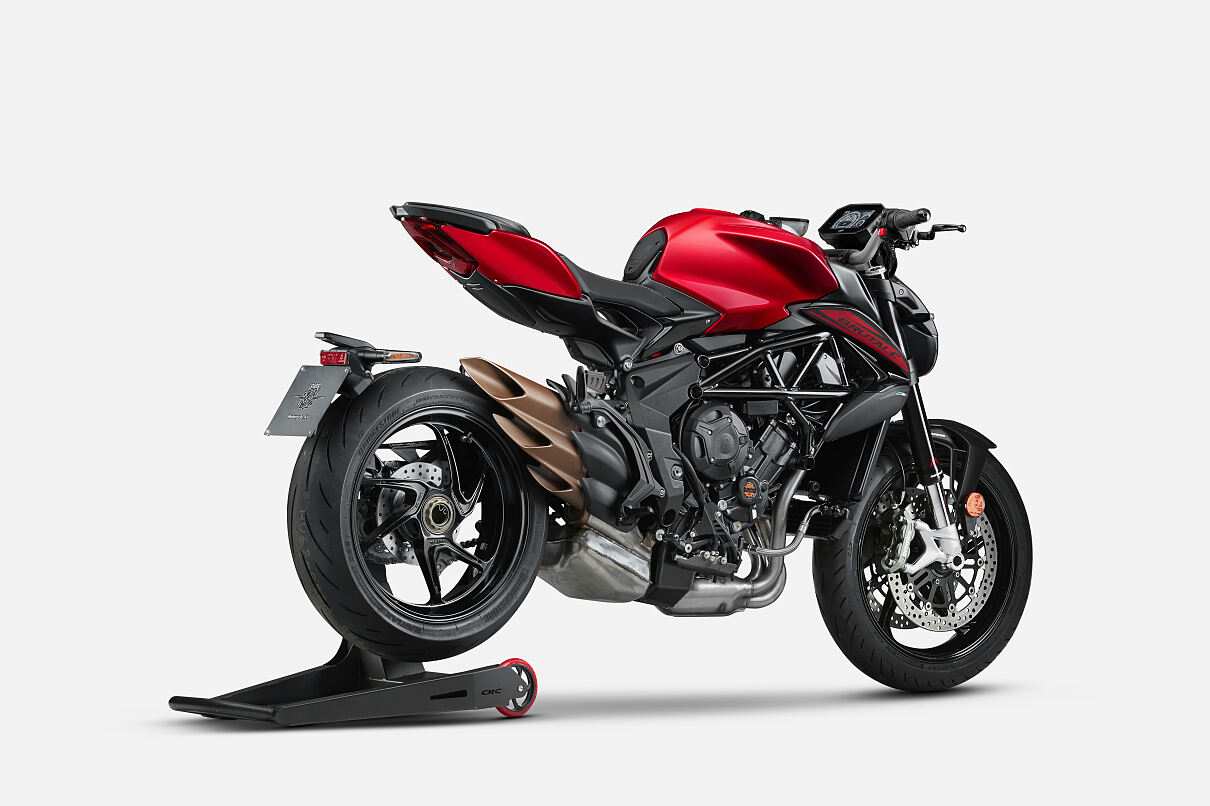 BRUTALE_R_RED_STUDIO_8