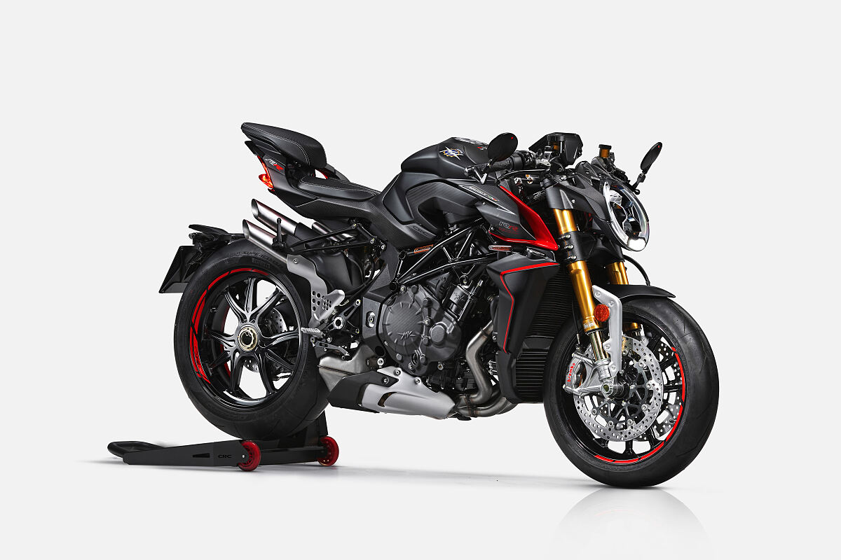 BR_1000RR_BLK_STUDIO_2