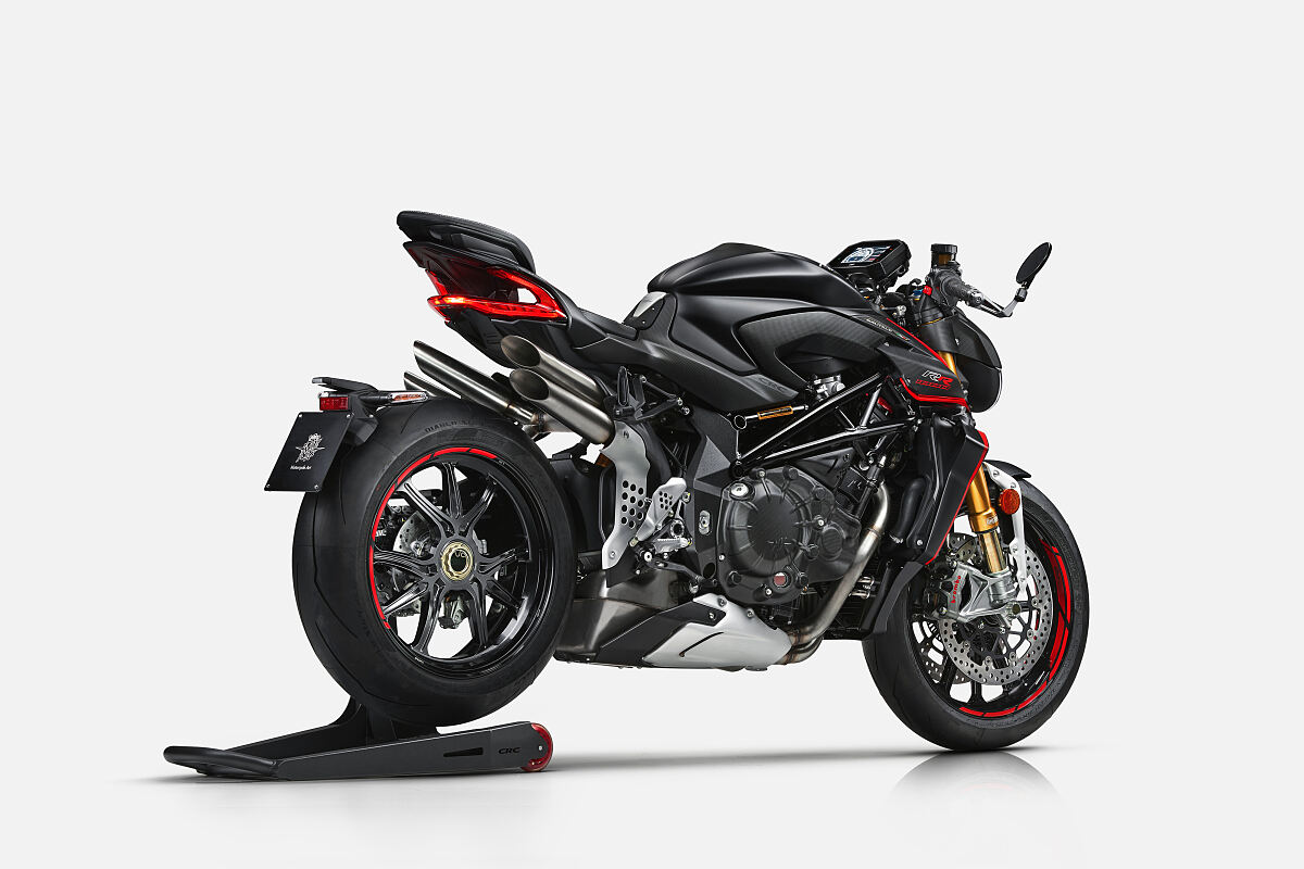 BR_1000RR_BLK_STUDIO_8