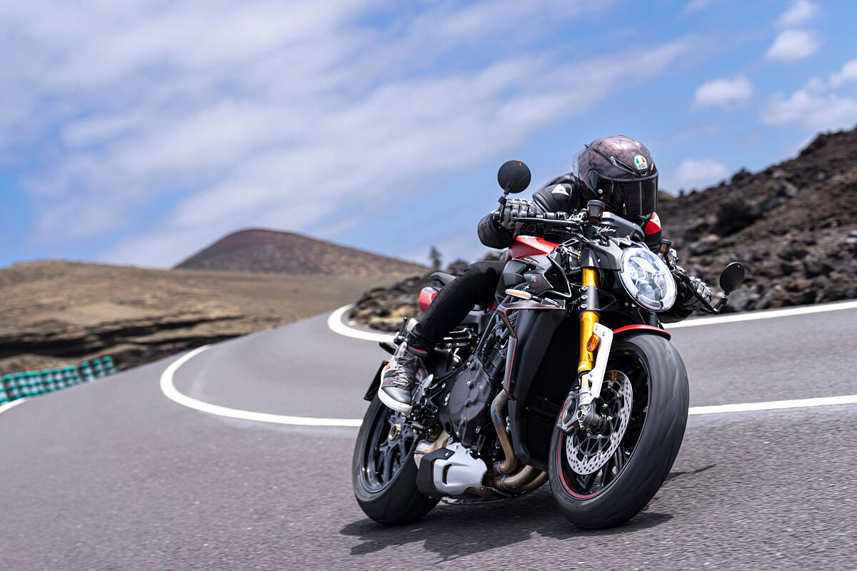 BR_1000 RR_RED_ACTION_21 (1)
