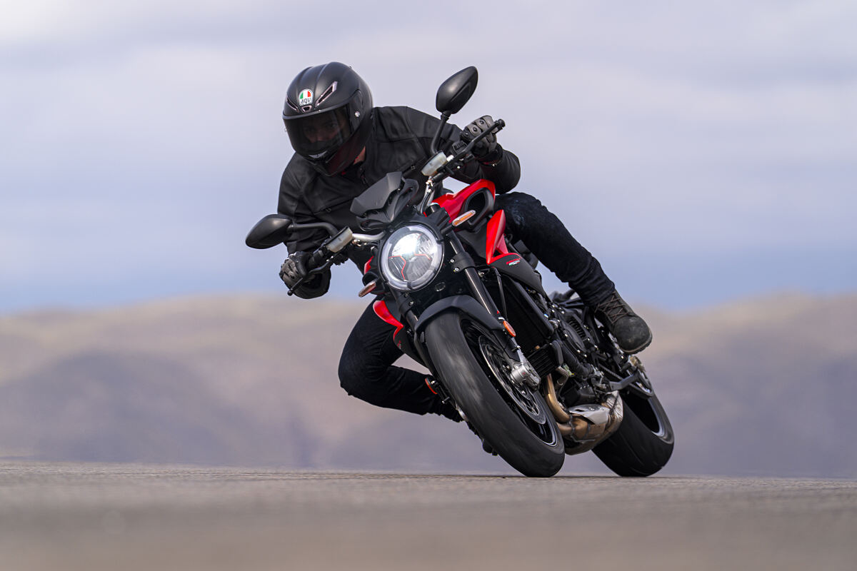 BRUTALE 800_ACTION (5)