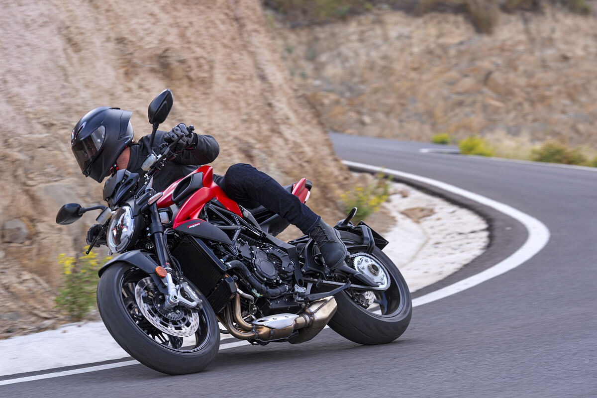 BRUTALE 800_ACTION (4)