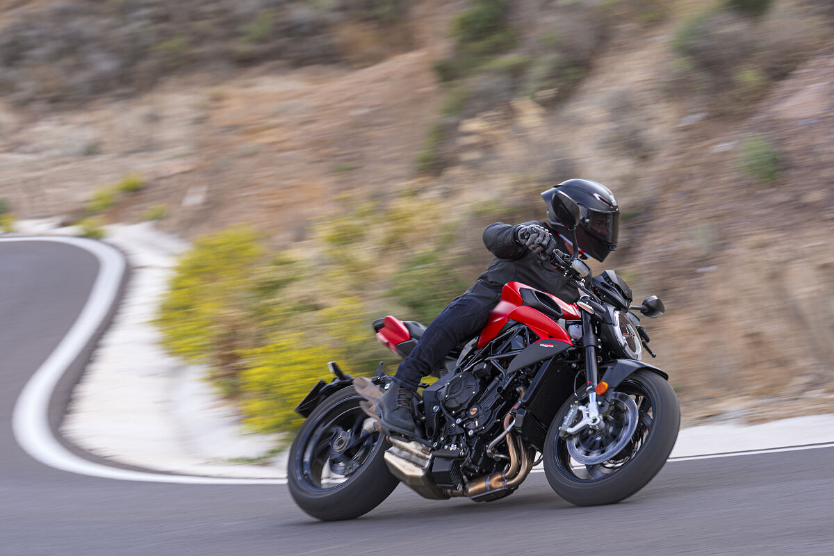 BRUTALE 800_ACTION (3)