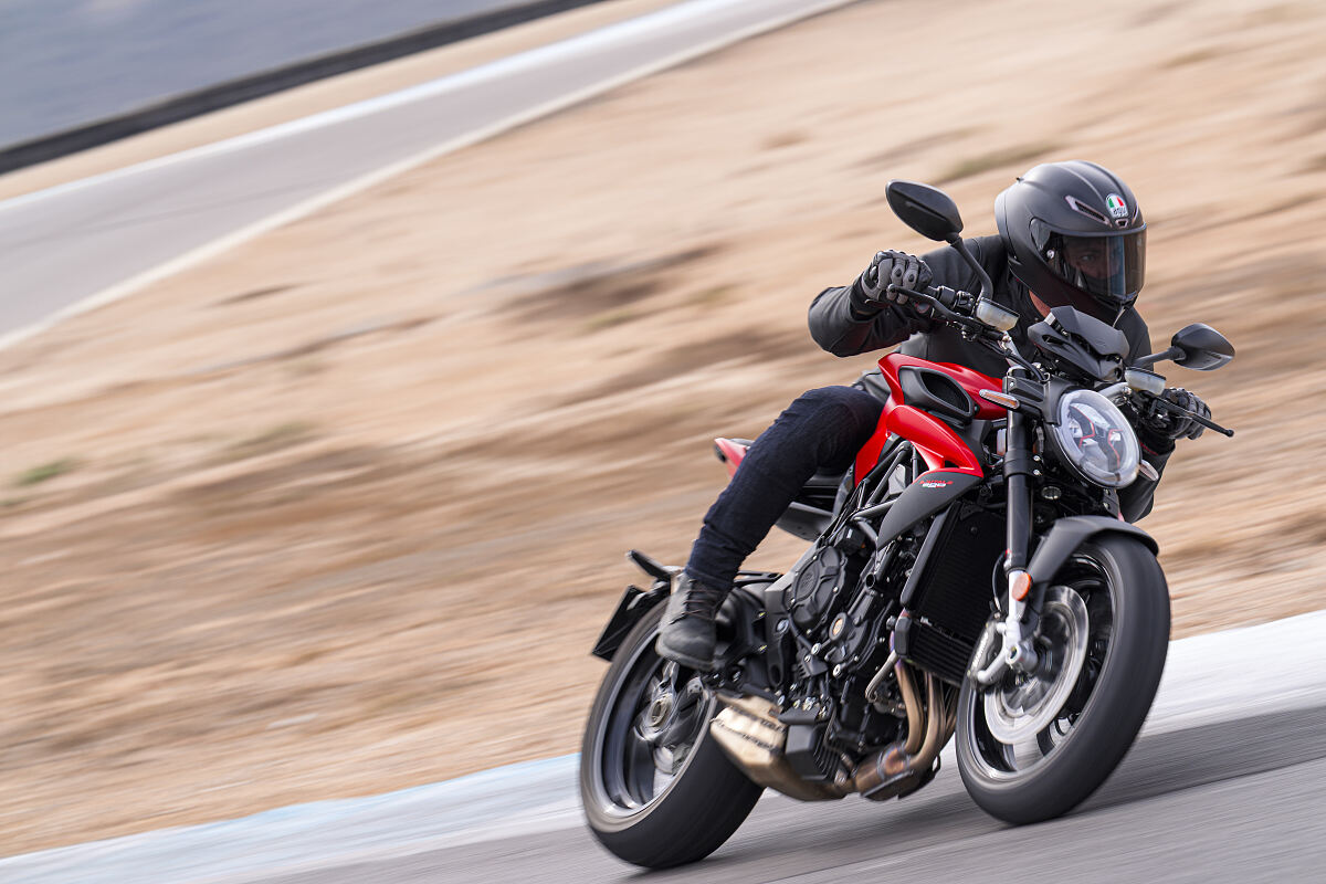 BRUTALE 800_ACTION (2)