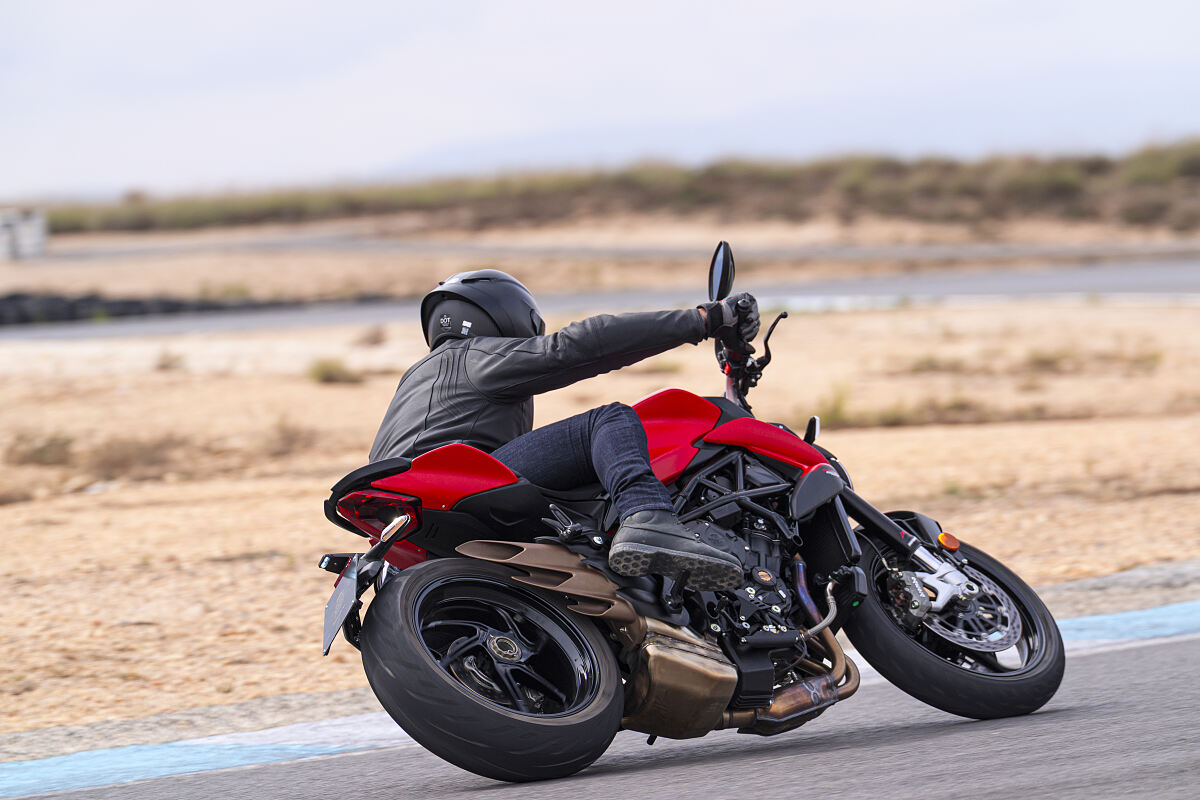 BRUTALE 800_ACTION (1)